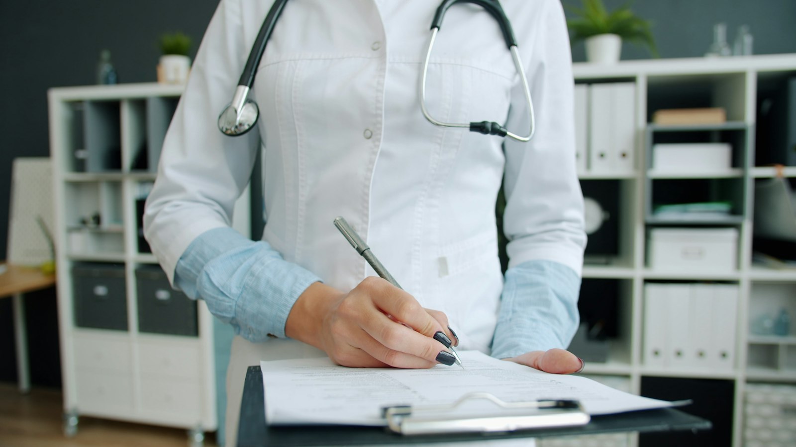 Médecin remplissant un dossier médical